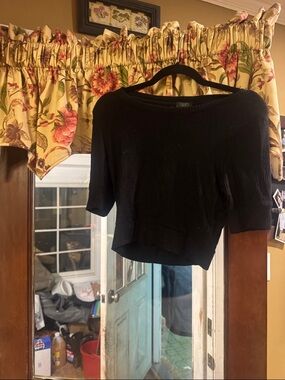 Women’s Black Cropped Knit Top